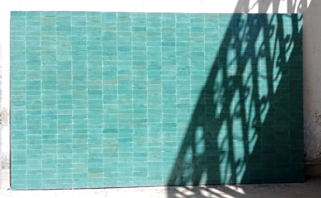 Séchage d'un plateau de table en zellige de couleur vert céladon pour table sur mesure