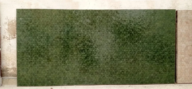 Grand plateau de table rectangulaire en zellige sur commande, couleur vert anglais, dimensions : 200x95cm