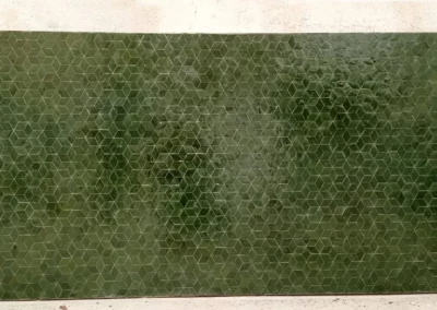 Grand plateau de table rectangulaire en zellige sur commande, couleur vert anglais, dimensions : 200x95cm