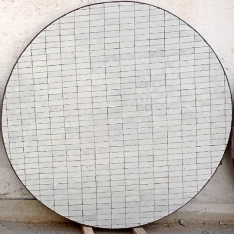 exposition d'un plateau rond en zellige pour table en fer forgé, diamètre 110cm de couleur nacre