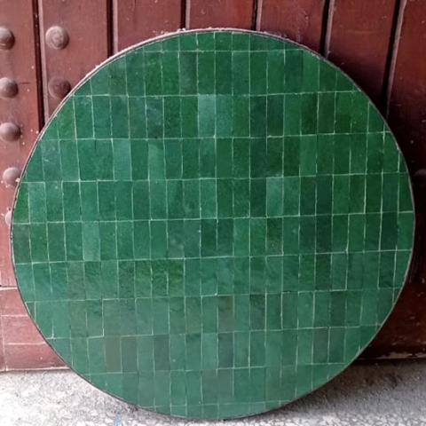 exposition d'un plateau rond en zellige pour table en fer forgé, diamètre 110cm de couleur vert foncé