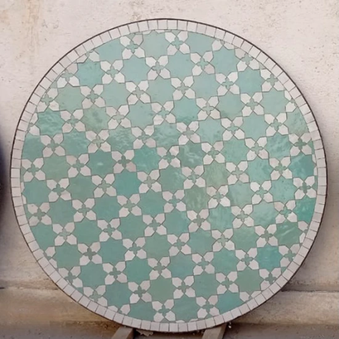 Plateau de table en zellige vert d'eau et blanc au motif fleurs de matecha, diamètre 120cm pour une commande de Toulon (83)