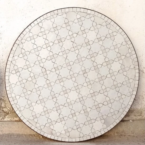 Plateau de table en zellige uni, diamètre 80cm, fleurs de matécha de couleur nacre. Livraison à La Rochelle