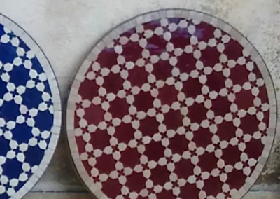 Plateau rond de 80cm de diamètre en zellige rouge et blanc, pour table haute ou basse