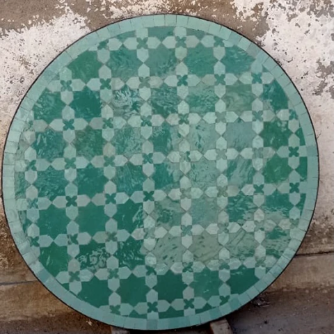 Plateau rond de 80cm de diamètre en zellige vert céladon et vert émeraude, pour table haute ou basse. Commande spécifique pour Villefranche (06)