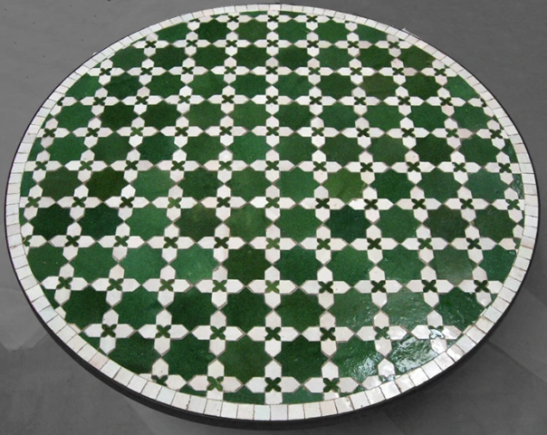 Plateau de table traditionnel en zellige au motif fleurs de matécha, couleur vert foncé et blanc pour une commande en Avignon (84)