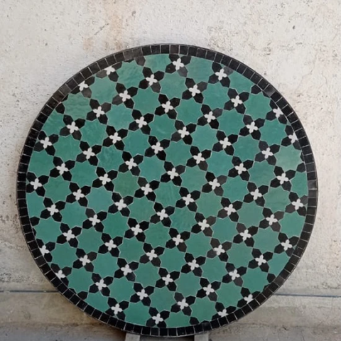 Plateau de table rond en zellige, diamètre 90cm, couleur noir, blanc et vert d'eau, motif fleurs de matécha pour une livraison à Beaulieu (06)
