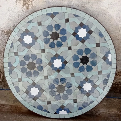 Petits plateaux de tables rondes en zellige pour bistro niçois (06)