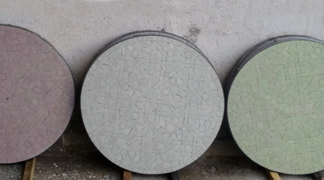 Plusieurs plateaux de tables rondes en zellige faîtes sur mesure pour un hôtel de Toulon (83)