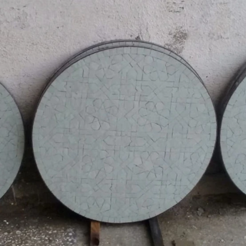 Tables rondes en zellige confectionnées pour Toulouse (31)