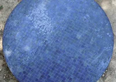 Plateau de table ronde en zellige bleu lavande, livraison en Avignon (84)