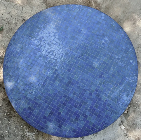 Plateau de table ronde en zellige bleu lavande, livraison en Avignon (84)