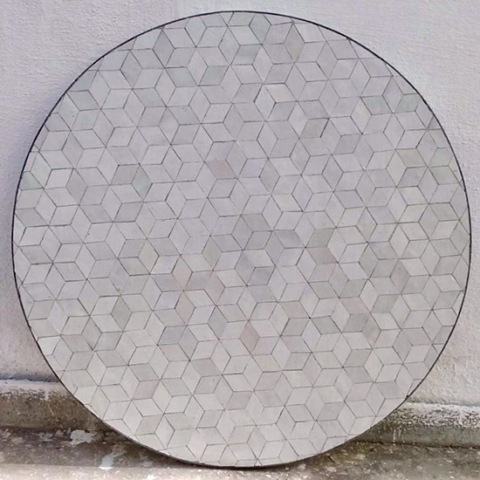 Plateau rond de table en zellige blanc, motif cube