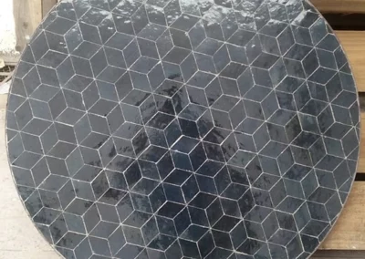 Zellige gris foncé sur plateau de table rond au motif cube, diamètre 70cm