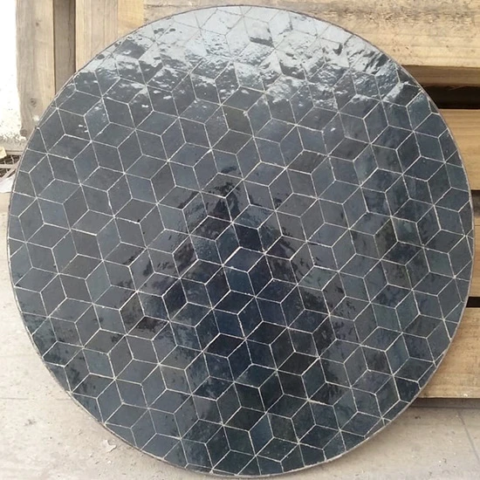 Zellige gris foncé sur plateau de table rond au motif cube, diamètre 70cm