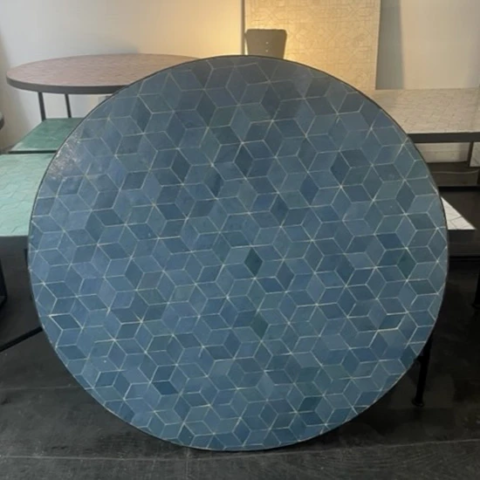 Zellige en camaïeux de gris sur plateau de table ronde