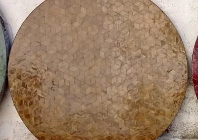 Plateau de table ronde en zellige de couleur miel et motif cubes