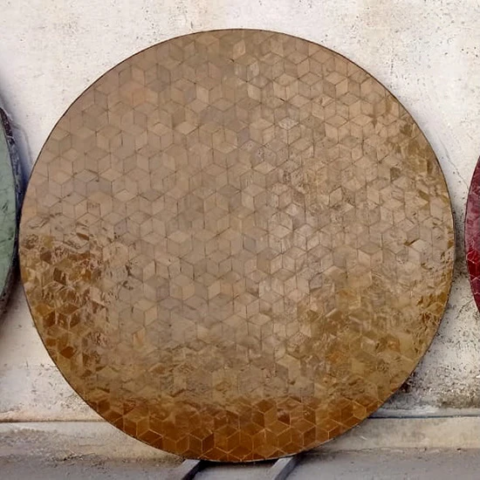 Plateau de table ronde en zellige de couleur miel et motif cubes