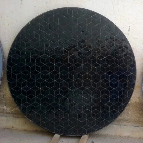 Grand plateau sur mesure de 140 cm de diamètre, zellige noir et motif cube