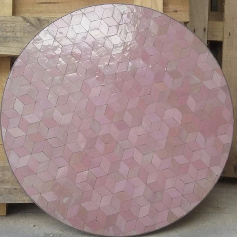 Création sur mesure d'un plateau de table ronde en zellige, couleur rose, diamètre 120cm