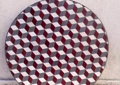 Plateau rond de table en zellige gris, blanc et aubergine