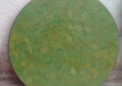 Plateau rond de table en zellige, motif cube, couleur vert anis, diamètre : 90cm