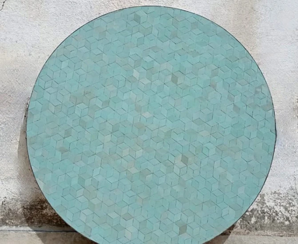 Plateau de table ronde en zellige de couleur vert d'eau, motif cubes et diamètre 70cm