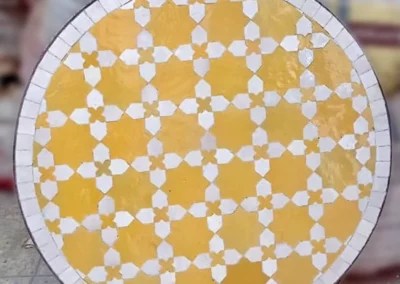 Plateau de table ronde en zellige au motif fleur de Matecha, couleur jaune clair et nacre, diamètre 50cm