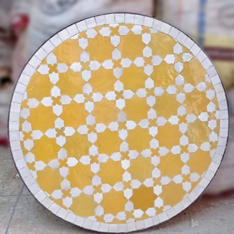 Plateau de table ronde en zellige au motif fleur de Matecha, couleur jaune clair et nacre, diamètre 50cm