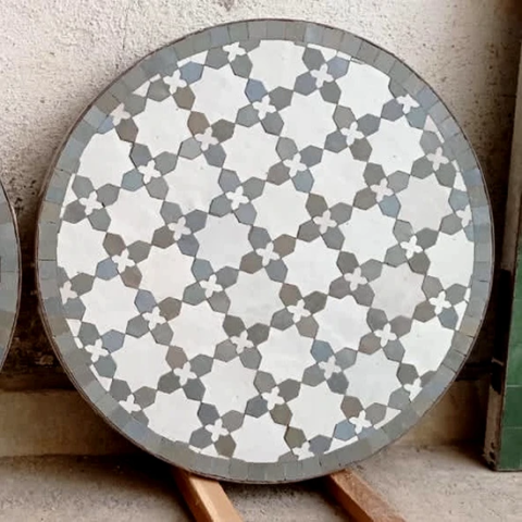 Plateau de table ronde en zellige fabriqué sur mesure au motif fleur de Matecha,