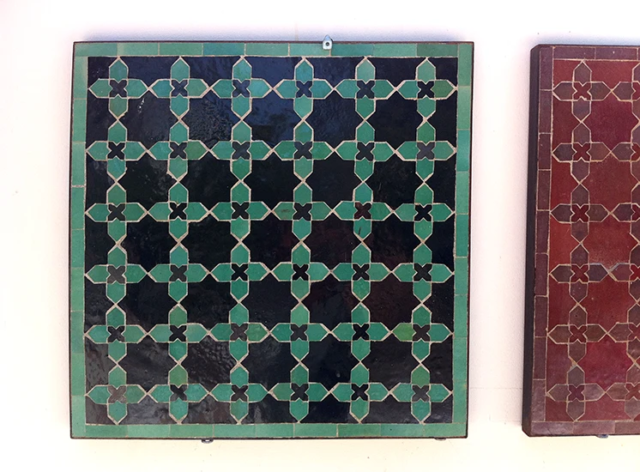 Plateau table carrée, 50cm de côté, zellige noir et vert foncé, motif Matécha, livraison à Marseille