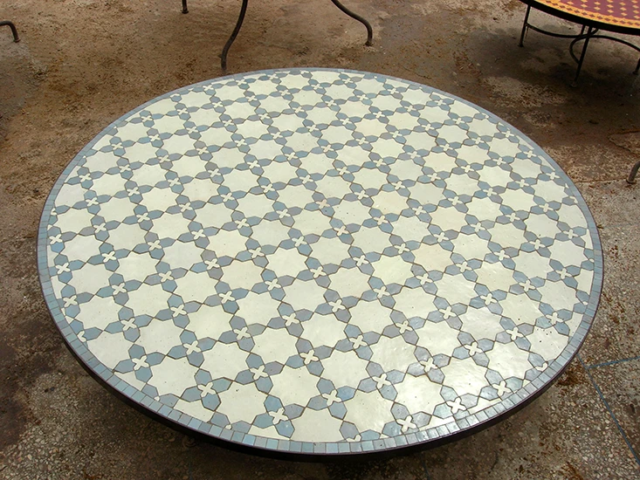 Plateau de table en zellige, forme ronde de diamètre 110cm, motif fleur de matécha, modèle sur mesure fabriqué traditionnellement