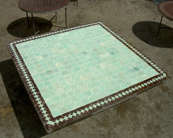 Table carrée en Zellige, bistro Marseille