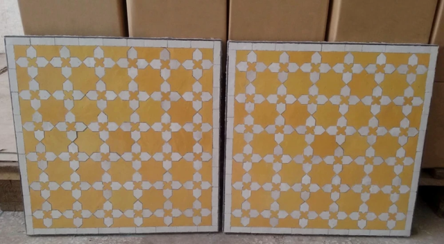 Plateaux de table jumeaux, forme carrée, motif fleur de Matécha, couleur jaune et blanc, commande sur mesure pour Marseille