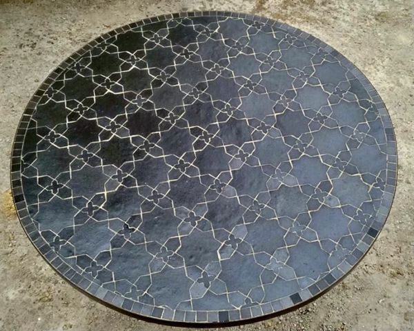 Plateau de table en zellige noir, motif fleur de matécha pour une commande, livraison en Avignon (84)