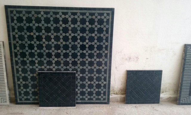 Plateaux de table en zellige noirs exposés au showroom Art et Sud déco de Paris (14e)