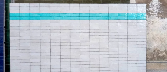 Plateau de table rectangle en zellige blanc et bleu ciel, fabriqué sur mesure pour le client