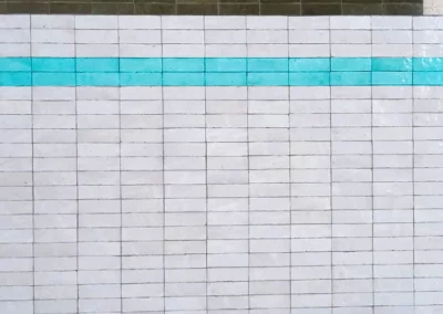 Plateau de table rectangle en zellige blanc et bleu ciel, fabriqué sur mesure pour le client