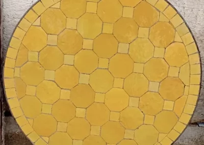 Table en zellige jaune clair et safran