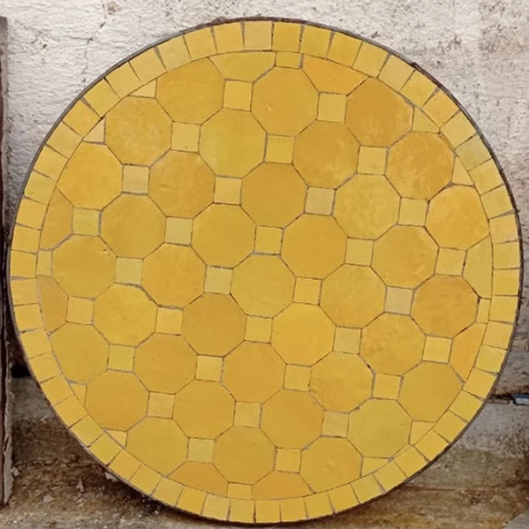 Table en zellige jaune clair et safran