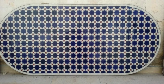 Grand modèle de plateau en zellige fabriqué traditionnellement et sur mesure pour client marseillais par Art et Sud déco, motif fleur de matécha tricolore