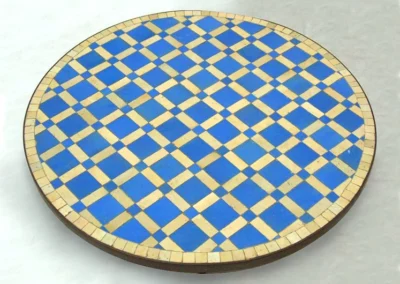 Plateau rond en zellige marocain pour table, treillis bleu ciel et naturel émaillé