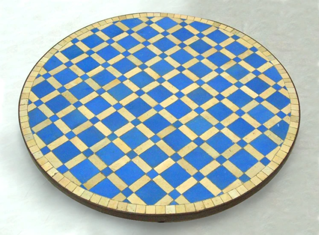 Plateau rond en zellige marocain pour table, treillis bleu ciel et naturel émaillé