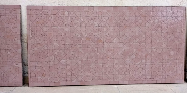 Plateau de table en zellige, couleur rose, exposé au showroom Art et Sud Déco de Marseille (13)