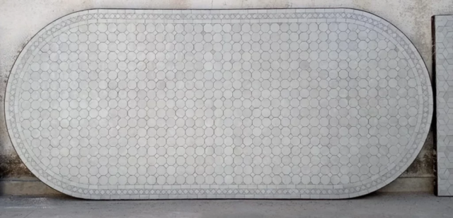 Grand plateau de table ovale sur mesure, zellige blanc nacré au motif Tagra