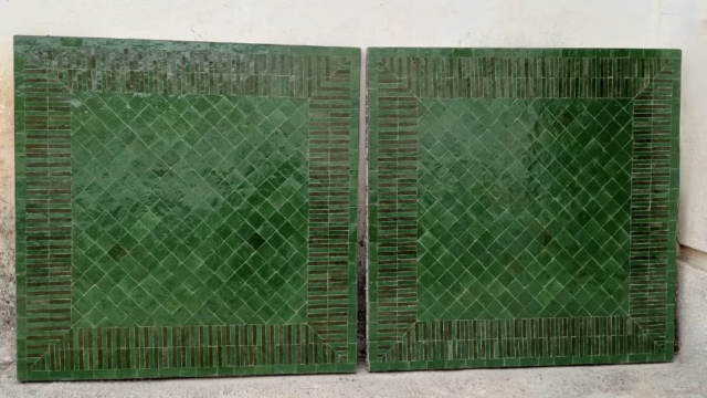 grands plateaux carrés de table en zellige rayé verts foncé et vert anglais