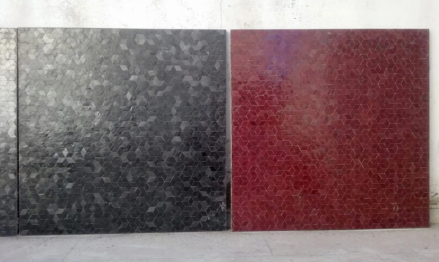 Plateaux de tables carrés en zellige rouge et noir, motif cubes, mesures : 30x30cm