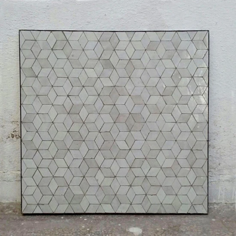 Plateau de table carré en zellige, motif cubes, couleur blanche et mesures : 40x40cm