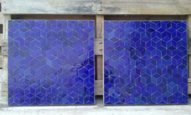 Plateaux de tables carrés en zellige couleur bleu roi, mesures : 68x68cm