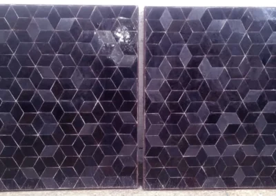 Plateau de table carrés en zellige de couleur encre, mesures : 80x80cm